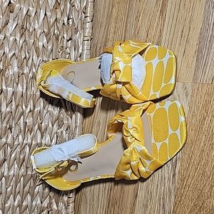 Women's sandal size 6 1/2, yellow & white design